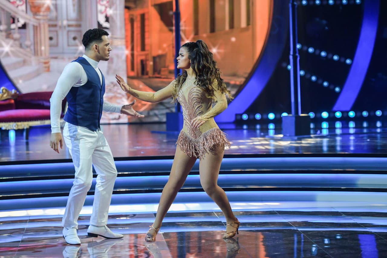 Ah, la conductora y actriz no bailó solo con Juan Carlos Nicot sino que fue sorprendida por su co protagonista en la película, Jaime Mayol.
<br>