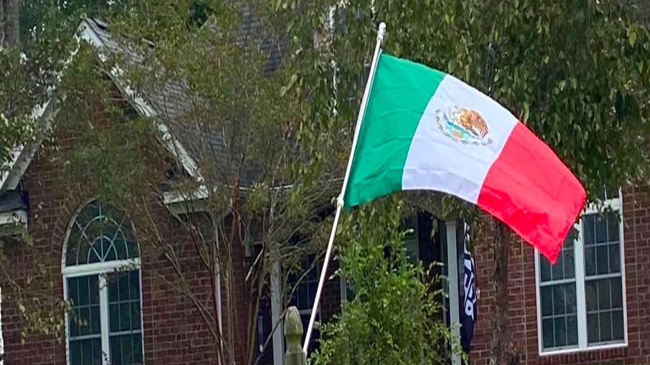 Familia denuncia que recibió amenazas por poner una bandera de México frente a su casa en Carolina de Norte