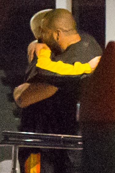 Justin Bieber fue visto de fiesta en un barco con alrededor de diez mujeres, bebiendo, charlando y bailando hasta bien entrada la noche, desembarcando alrededor de la 1:30 a. m. el 12 de marzo. Justin también pareció entrar en una discusión con uno de sus guardias de seguridad antes de darle un abrazo.