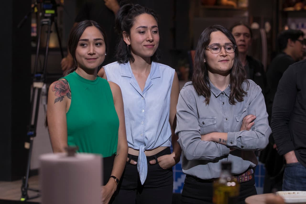 A las hermanas les pasó de todo, no podían abrir la lata de cajeta ni cerrar la olla express, además a Jessy le entró chile en el ojo al tratar de licuar el adobo para la birria.