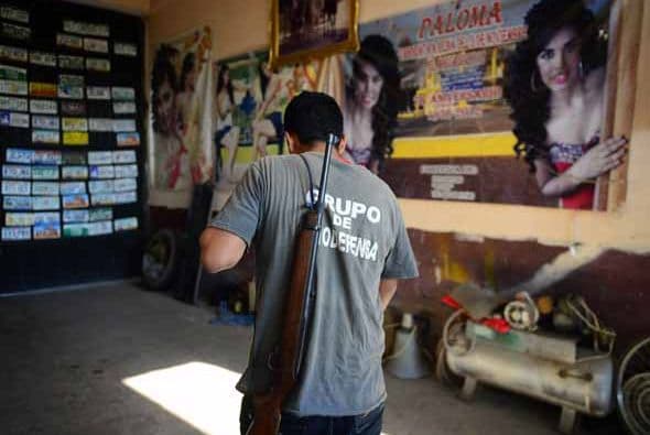 La violencia no da tregua en Michoacán en donde comunidades enteras se han sumado a la lucha. A continuación les presentamos imágenes de los grupos armados de autodefensa en Michoacán conformados por pobladores de la comunidad La Nopalera.