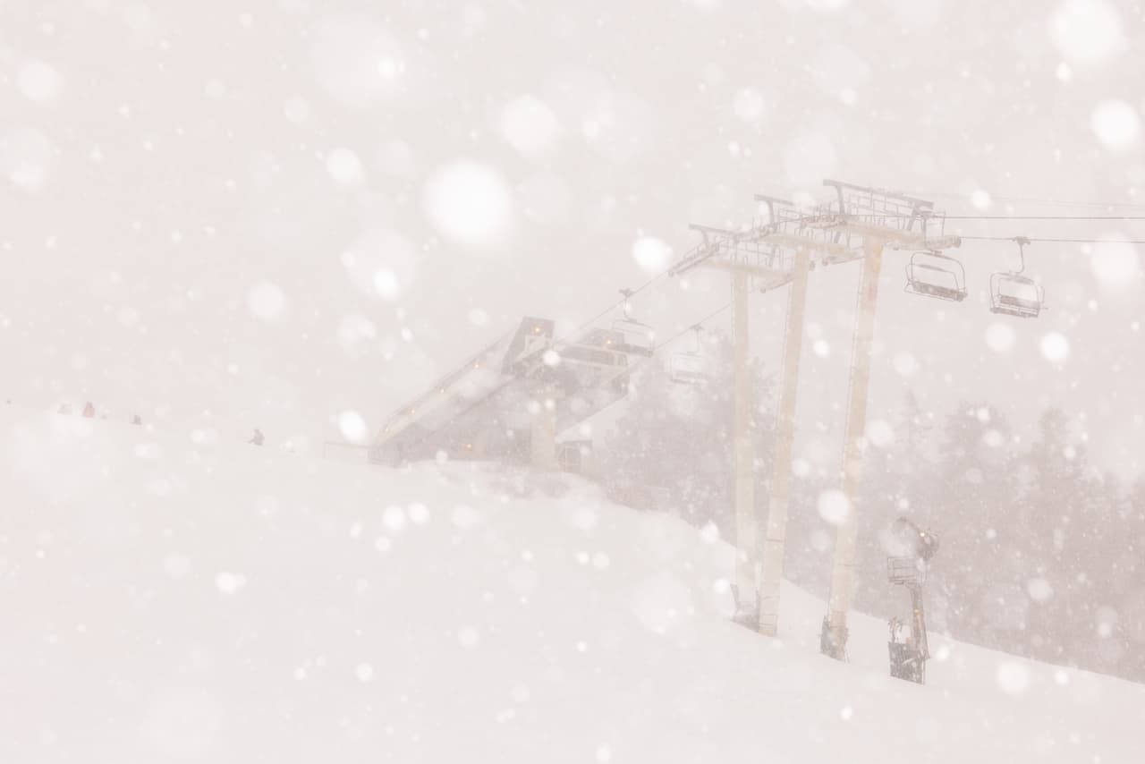 De norte a sur en California se registran buenos niveles de 
<a href="https://www.univision.com/local/los-angeles-kmex/lugares-para-disfrutar-de-la-nieve-muy-cerca-de-los-angeles-video">acumulaciones de nieve</a>, muy necesaria en medio de una 
<a href="https://www.univision.com/local/los-angeles-kmex/declaran-emergencia-por-sequia-en-el-sur-de-california-piden-a-la-comunidad-ahorrar-agua-video"><b>sequía</b></a>
<b> extrema</b> que por segundo año azota a la región.