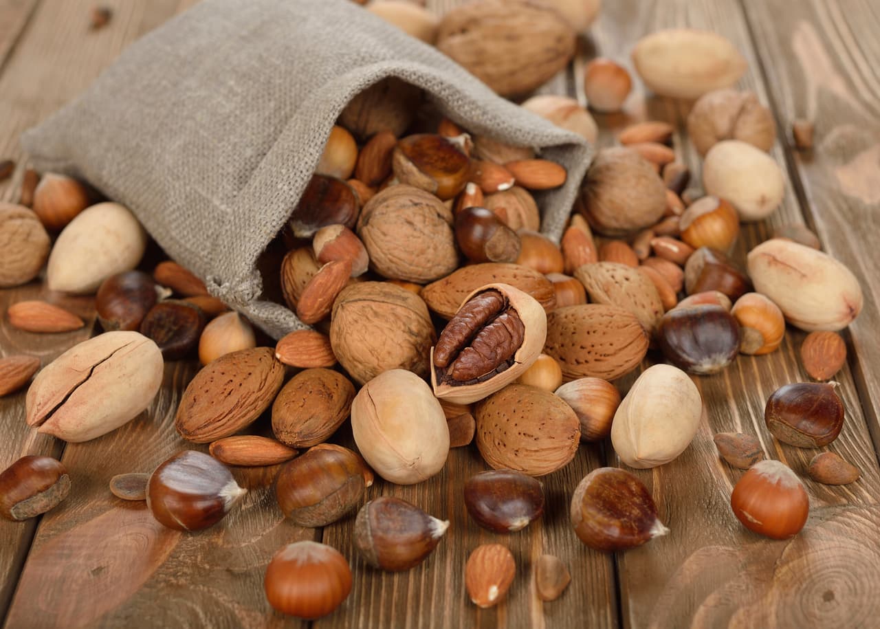 Todos queremos estar sanos y aprender a comer saludablemente, pero lo cierto es que aunque lo intentemos, comer alimentos sanos resulta todo un reto. Descubre todos los beneficios que las nueces tienen para ti, y consúmelas dentro de tu dieta para no fallar en el intento.