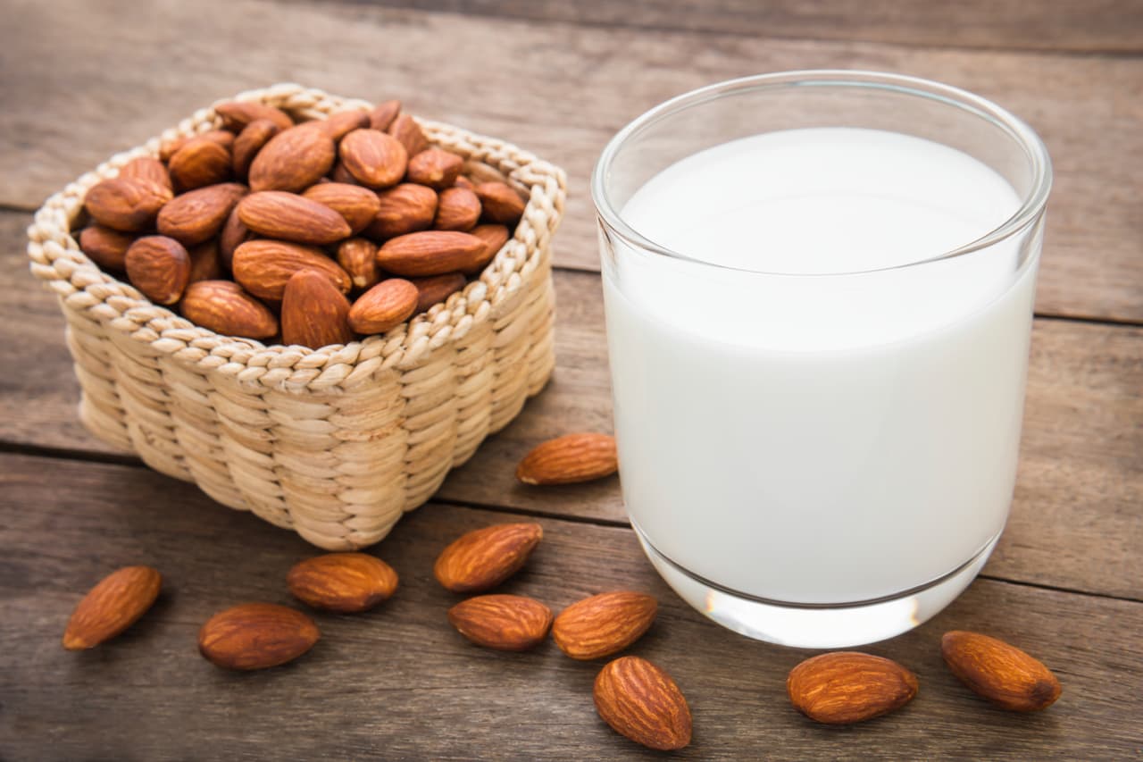 Aunque no lo creas, las almendras también son de la familia de las nueces, ayudan a fortalecer los huesos e incluso puedes encontrar a la venta leche de almendra. Este pequeño fruto también contribuye a la salud de tu cabello y piel.