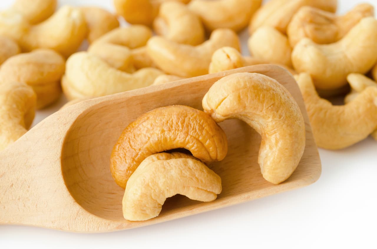 Las nueces de la india por su parte contienen grandes cantidades de cobre, manganeso, molibdeno, y biotina, antioxidantes necesarios para evitar el envejecimiento del cuerpo e incluso del cerebro, evitando la pérdida de memoria.