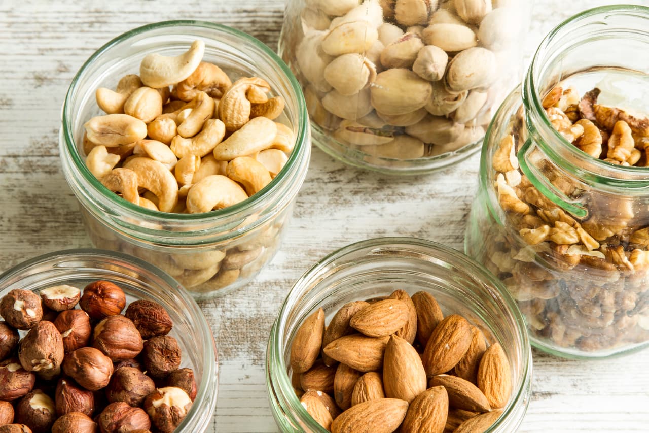 Existen diferentes tipos de nueces y algunos de sus nombres se remiten a sus distintos lugares de origen. Conócelas todas junto con sus beneficios y aprovecha el universo de nutrientes que tienen para ti.
