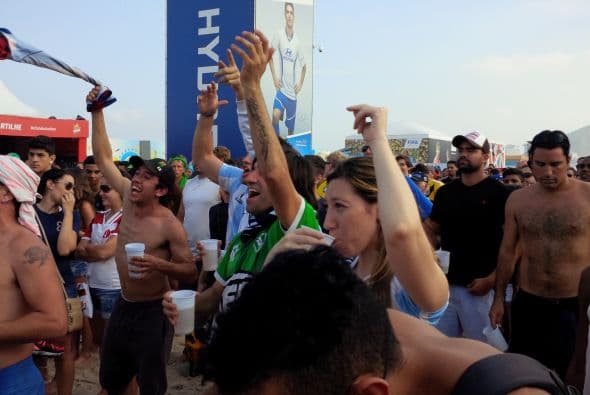 Bélgica y EEUU protagonizan el último choque de octavos de final del Mundial Brasil 2014 y sus fans se apasionan.