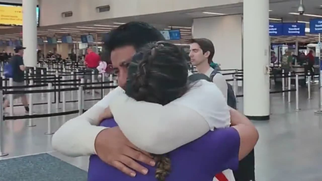 Residente mexicano liberado de centro de detención de ICE se reúne con su familia en Orlando y relata su experiencia