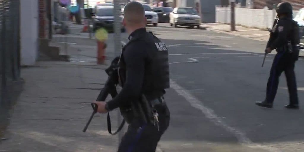 Los investigadores todavía estaban procesando la escena el jueves por la noche y estaban buscando evidencia balística.