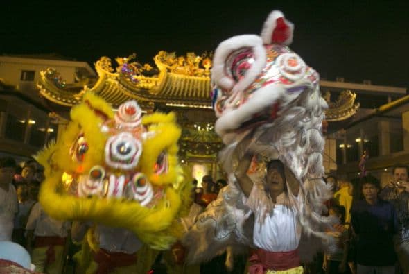 Según el calendario lunar chino, los 60 años que componen su siglo se dividen en ciclos de doce años. Cada uno de los cuales queda representado por un animal determinante de la personalidad de cada persona.