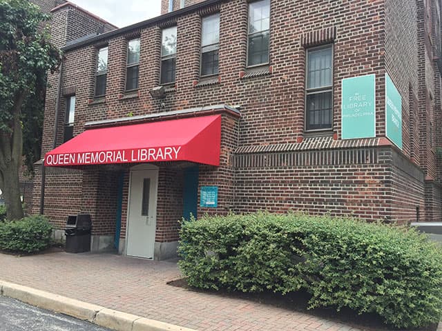 <b>Queen Memorial Library</b>
<br>1201 South 23rd Street
<br>Philadelphia, PA 19146-4316
<br>215-685-1899
<br>
<br>La 
<a href="https://libwww.freelibrary.org/locations/queen-memorial-library" target="_blank">biblioteca Queen Memorial</a> está ubicada en el nivel inferior de los Apartamentos Landreth, la antigua Escuela Landreth. La entrada está en la calle Federal entre las calles 22 y 23. Sus comodidades incluyen un área infantil vibrante, un espacio dinámico para adolescentes y un conjunto de programas de larga data como Yoga en silla para adultos y clases culinarias Kids Can Cook para niños y adolescentes (temporalmente en pausa debido a problemas de seguridad) . La biblioteca se ha asociado con la Escuela de Graduados en Educación de UPenn, Neighborhood Gardens Trust, Union Baptist Church y muchos otros socios comunitarios para ofrecer una variedad de eventos y programas a nuestros usuarios.
<br>