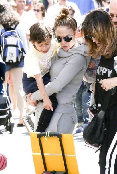 Los mellizos pidieron a mami maquillarse el rostro.