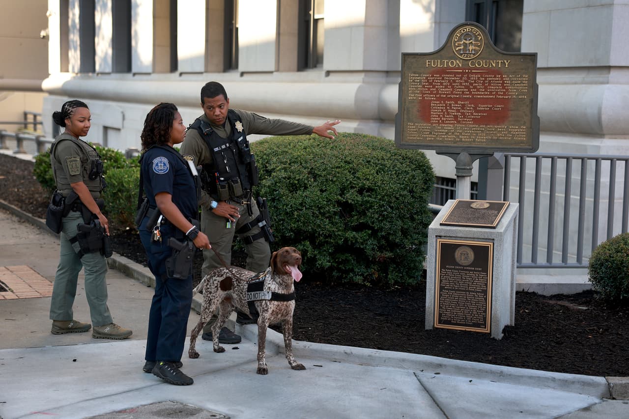 No se permitirá el estacionamiento público en ningún lugar del perímetro del juzgado a ambos lados de la calle.