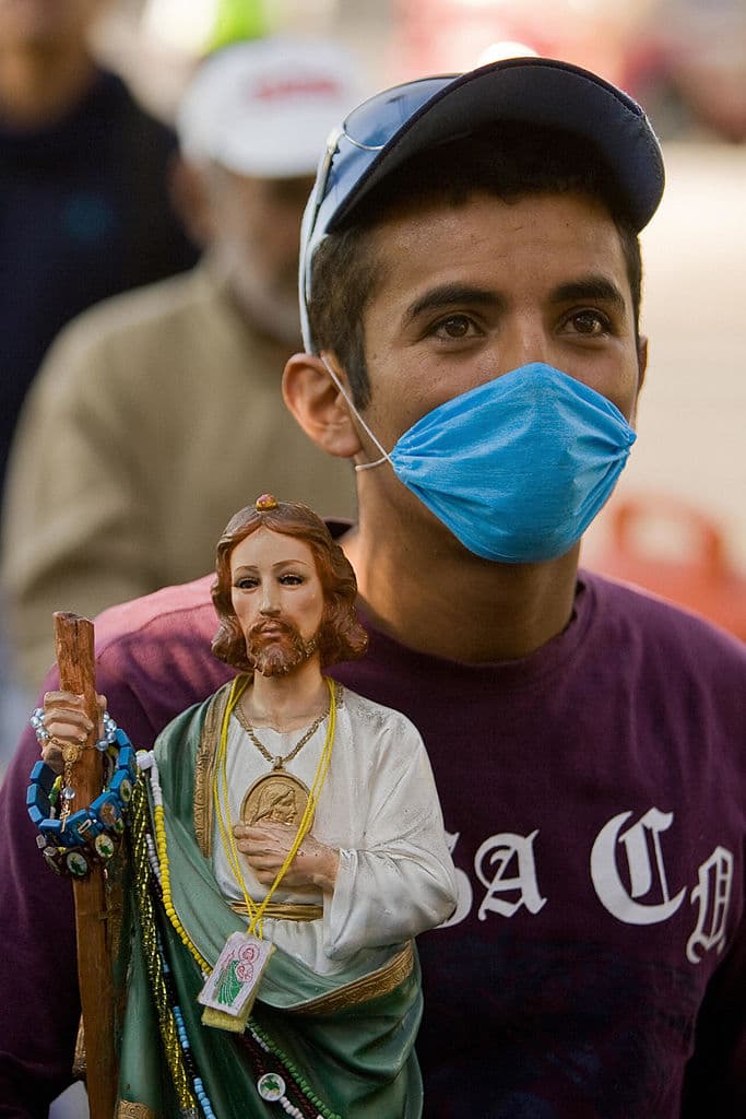Efigies de San Judas Tadeo también suelen llevar un bastón como símbolo de las grandes distancias que recorrió mientras predicaba, pero es justo este palo el que ha sido motivo de controversia, ya que, dependiendo si está con su mano izquierda o derecha, es considerado el patrono para gente delincuente.