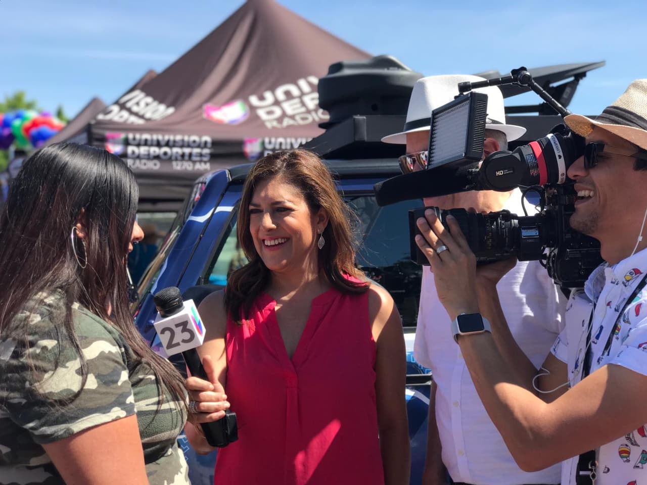 La reportera Ana María Vargas entrevista a una asistente.