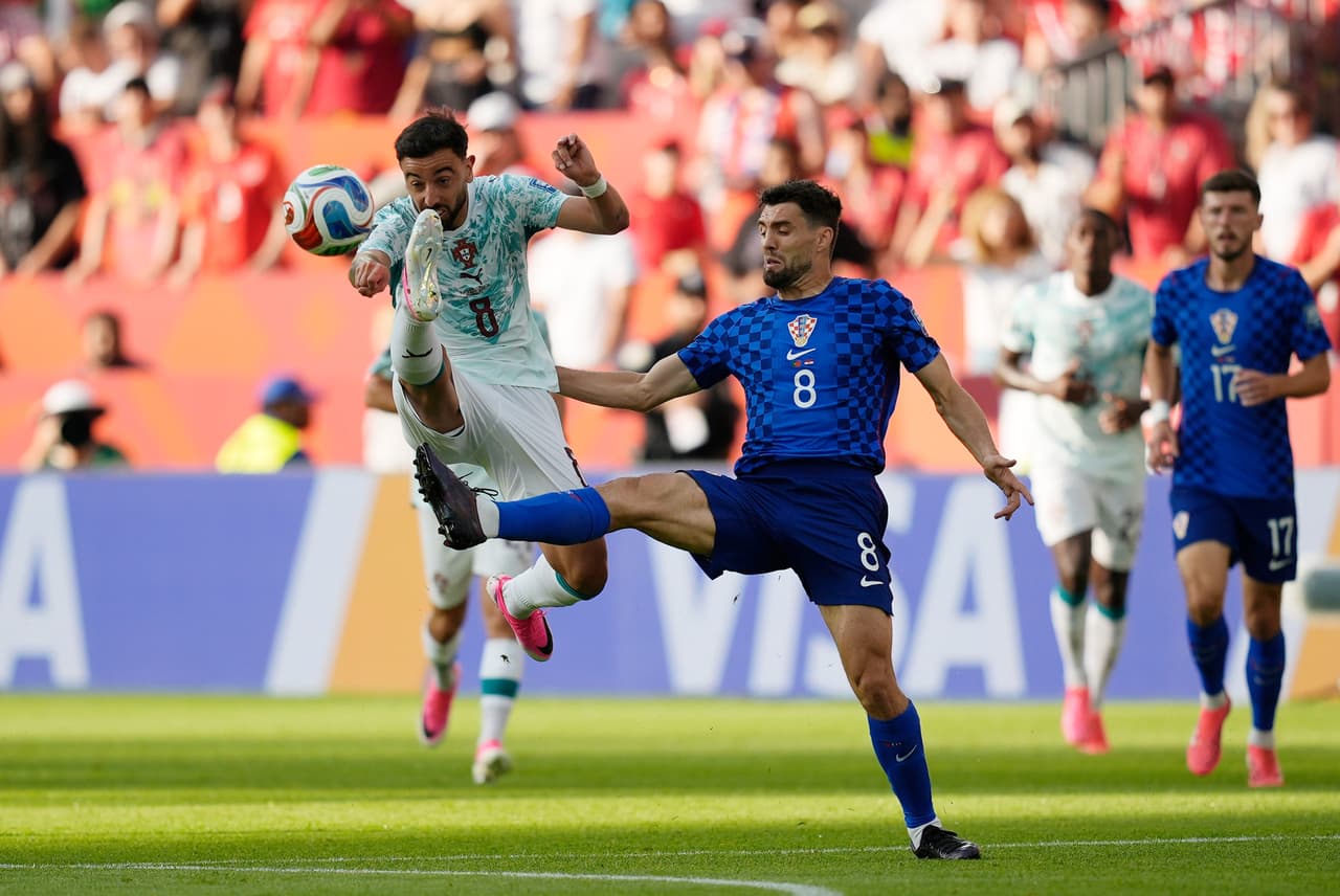 El portugués Bruno Fernandes (8) disputa el balón con el croata Mateo Kovacic (8) durante el partido de dieciseisavos de final de la Copa del Mundo entre Portugal y Croacia en Toronto, el jueves 2 de julio de 2026.