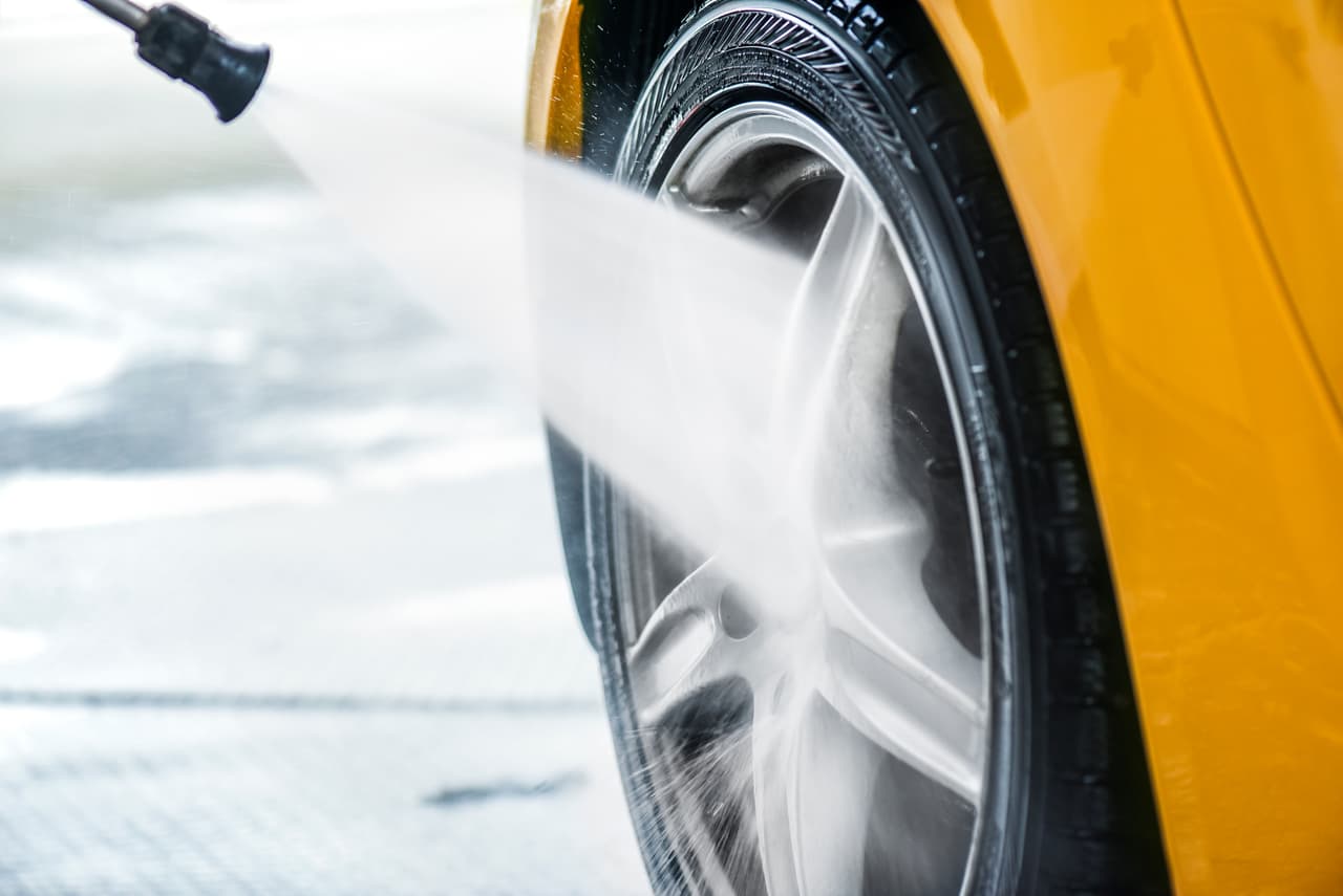 <b>Enjuaga</b>
<br>Con una manguera o una hidrolavadora se enjuagarán primero los rines y llantas, de tal forma que se remuevan el polvo e impurezas. Es importante tratar de eliminar todo residuo de polvo, sobre todo el generado por los frenos, ya que después puede rayar los rines.