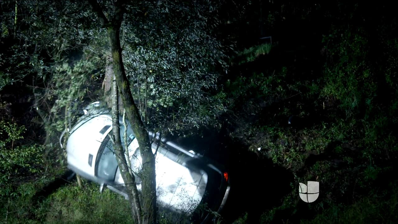 Mientras se abrazaban,
<b><a href="http://www.univision.com/novelas/caer-en-tentacion/exclusiva-detras-de-camaras-del-accidente-en-carretera-de-carolina-y-damian-video">Damián perdió el control del auto y cayeron por un barranco</a></b>.