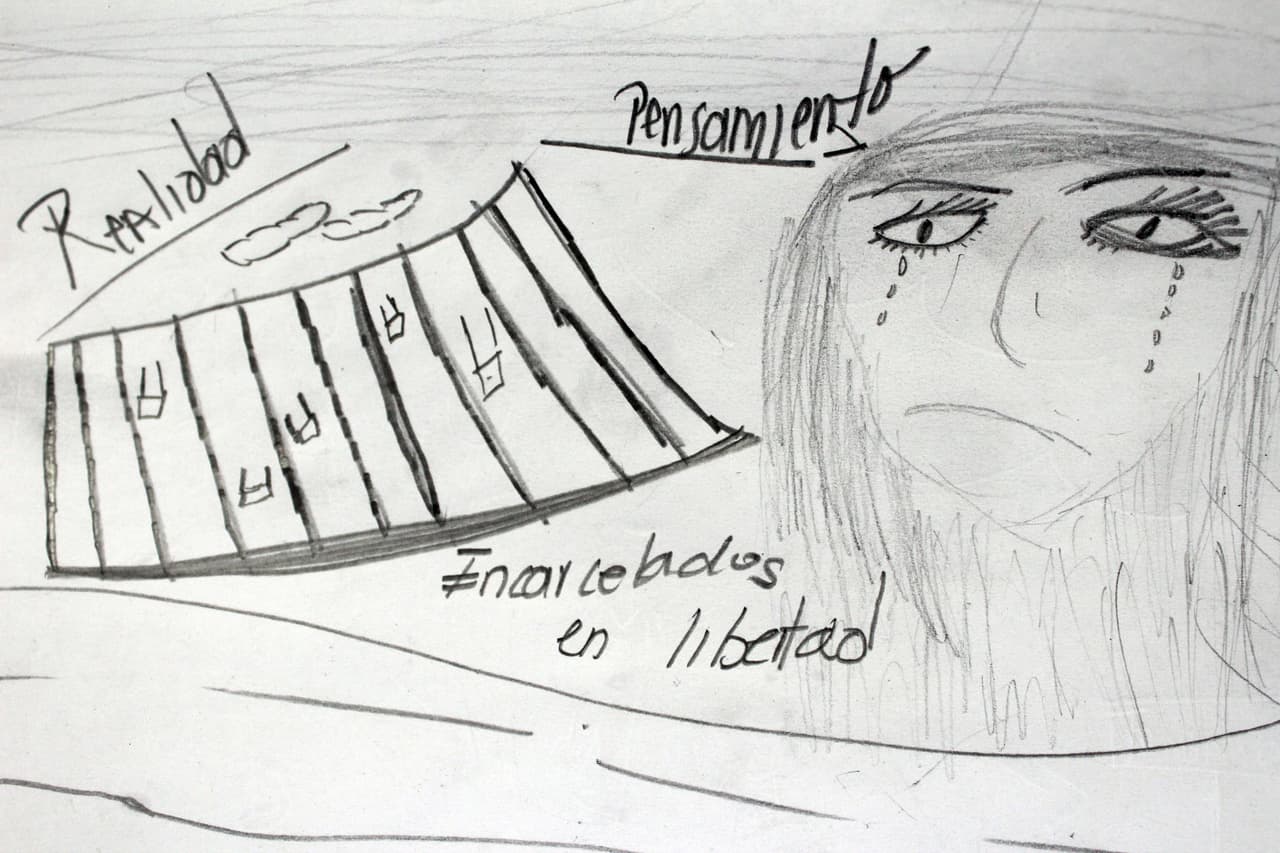 <b>Encarcelados en libertad por la violencia. </b>Según el CICR, los dibujos en los corchos y muros de la secundaria reflejan que se trata de espacios que los alumnos sienten como suyos, los consideran seguros.