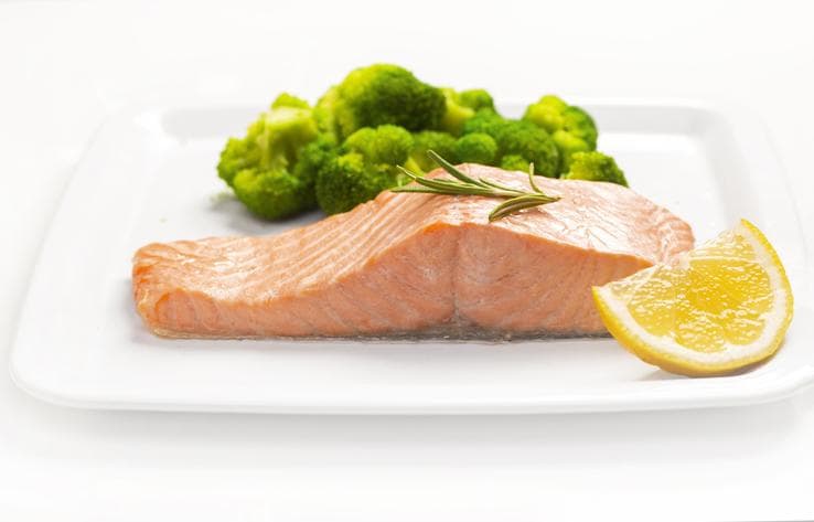 La combinación de salmón, brócoli y quinoa que propone esta 
<a href="https://www.univision.com/noticias/reto-28/salmon-con-brocoli-al-vapor-reto-28">receta</a> es equilibrada en proteínas y carbohidratos a la par que deliciosa.