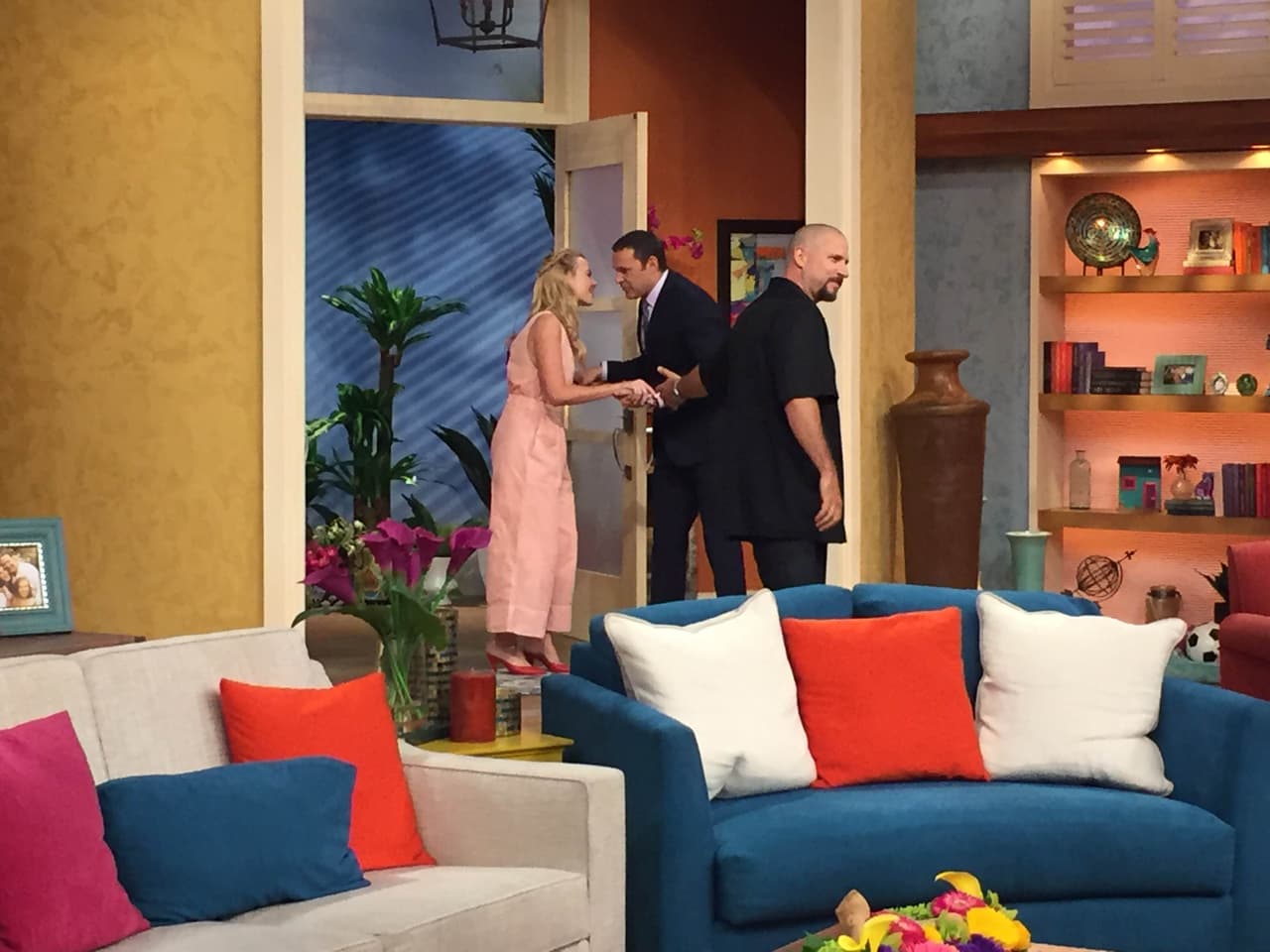 Alan en primer fila para recibir a la deslumbrante Margot Robbie.