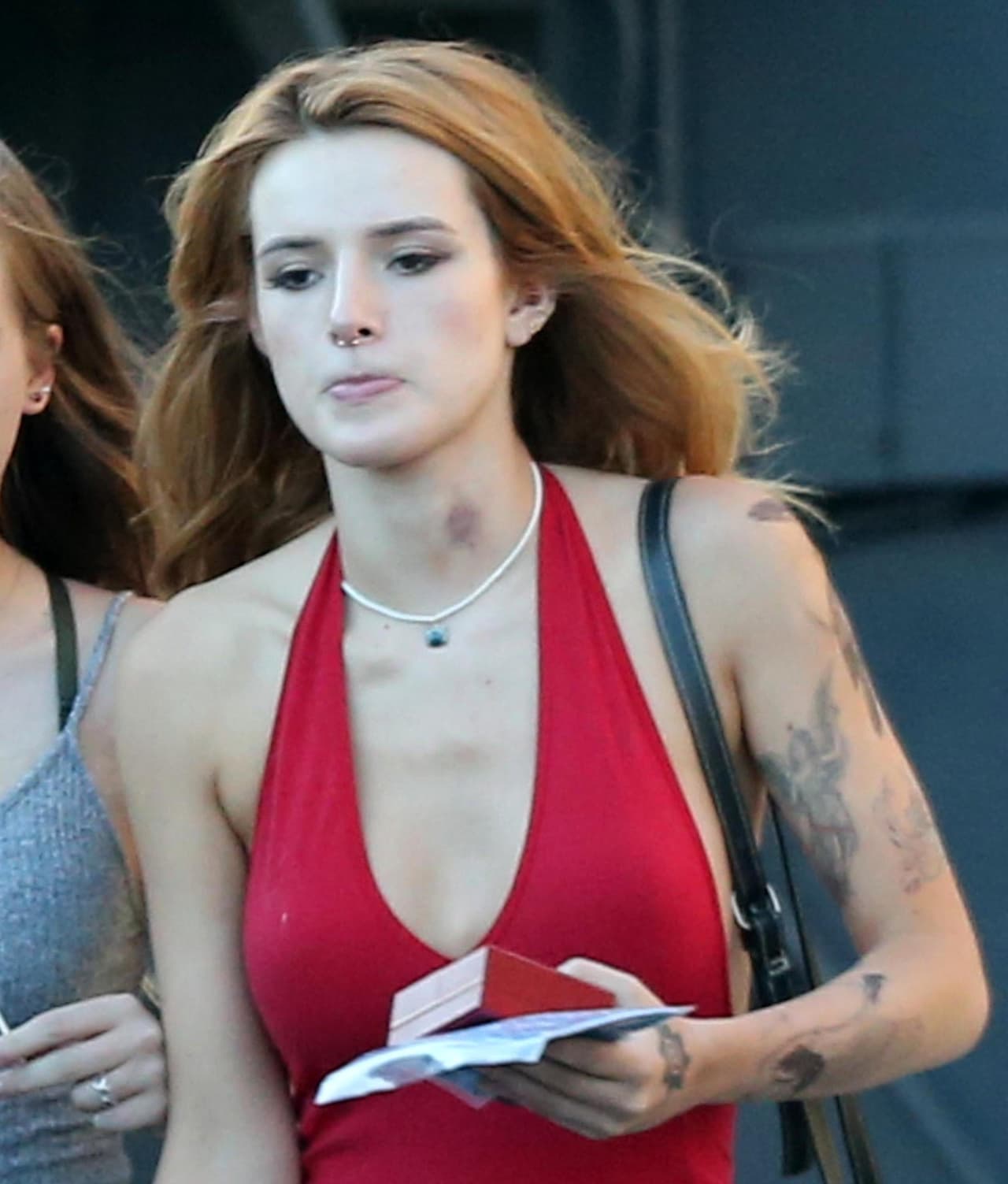 En el establecimiento de tatuajes, parece que aprovechó para hacerse unos dibujos temporales.