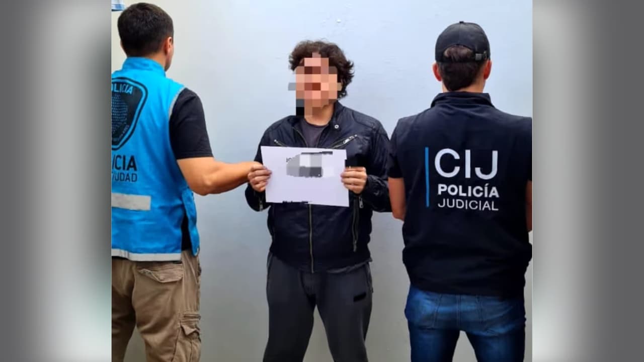 Hacía posar desnudas a su hija e hijastra, de 14 y 7 años, para dibujarlas al estilo del animé japonés