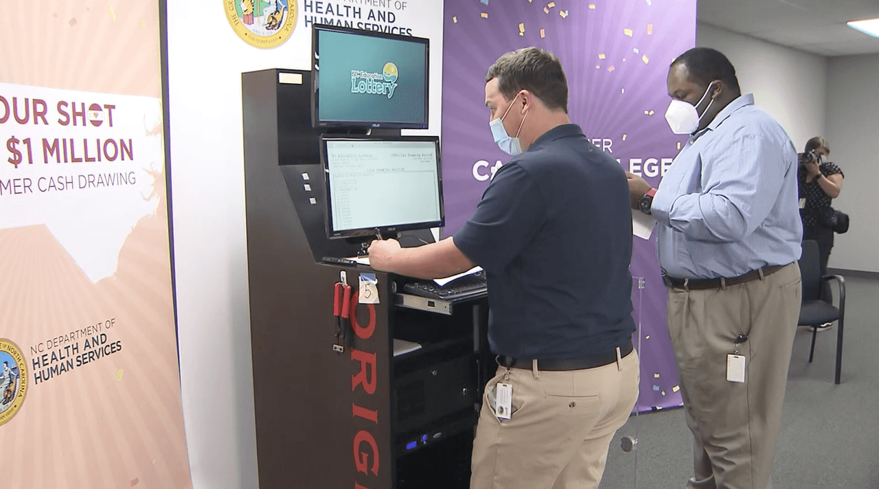 Eligen a primeros ganadores de $ 1 millón y beca de $ 125,000 en la lotería de vacunas de Carolina del Norte
