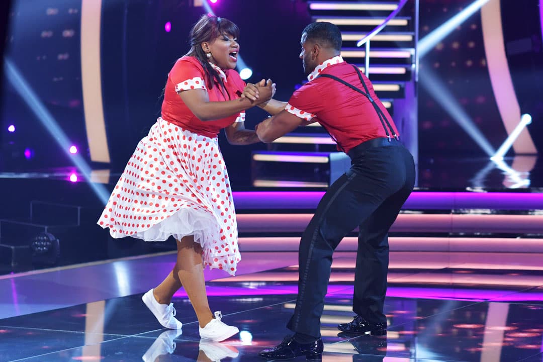 Juventino, su bailarín, la apoyó en todo momento durante las cargadas y pasos complicados.