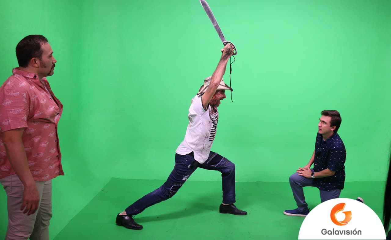 ¡'Yeison tres machetes' al ataque! Esta escena se tuvo que repetir infinidad de veces para lograr la mejor toma.