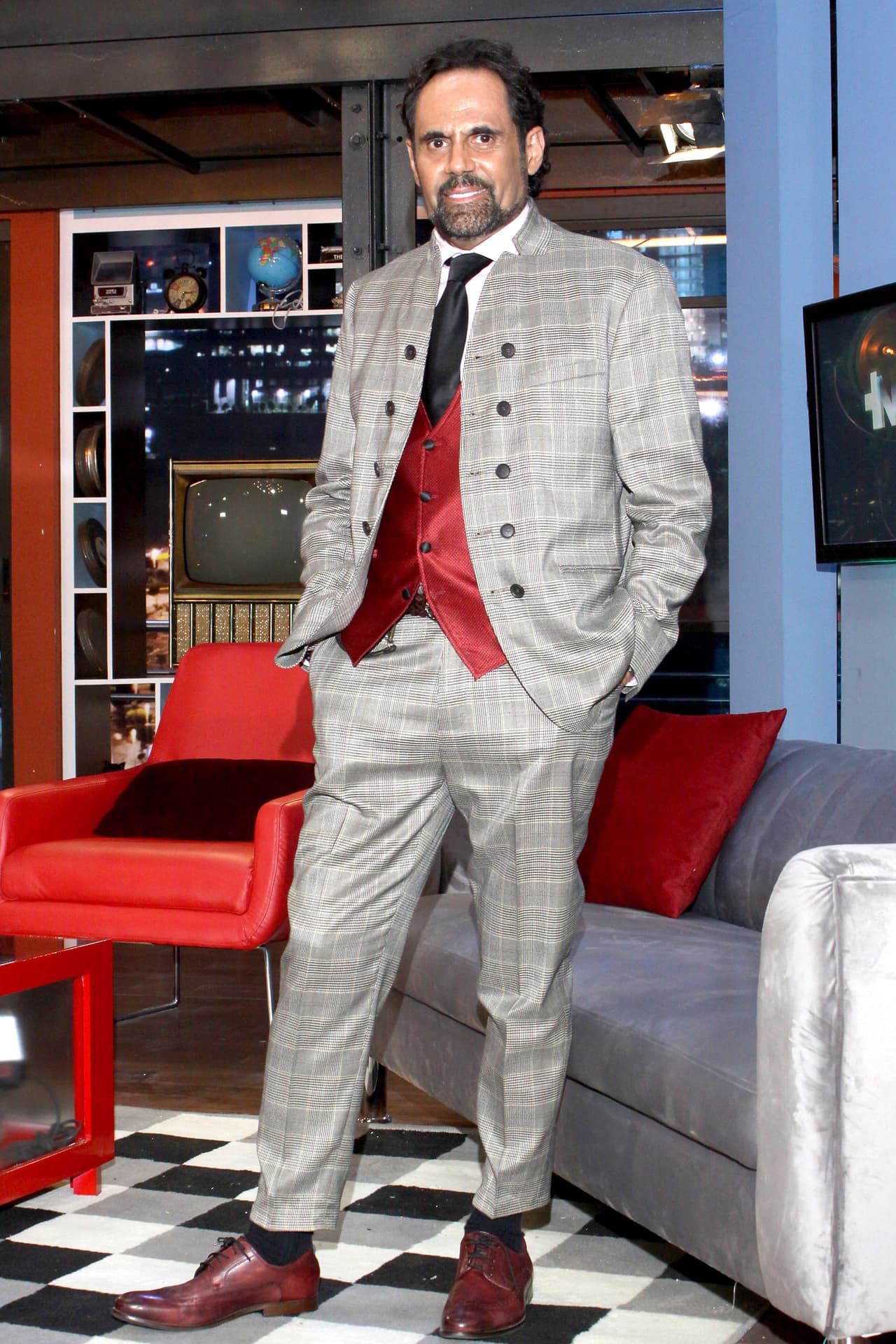 "A Eugenio lo invité. De hecho, me contestó, pero él no vive en México. Me contestó, 
<b>me dijo 'lo checo' y bueno, no lo checó</b>. No sé qué pasó", dijo Jaitovich.