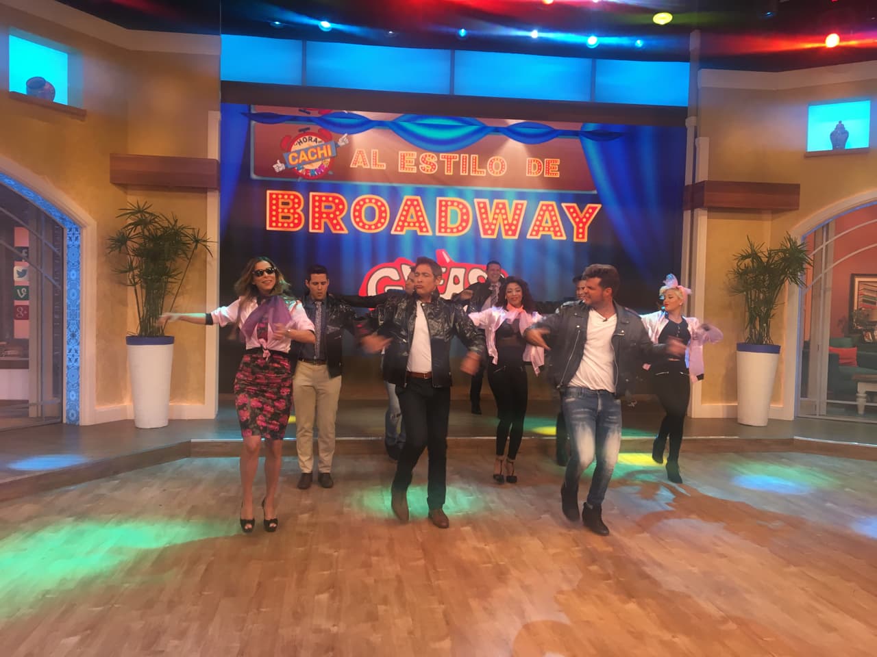 ¿Se acuerdan de Grease? Hoy revivimos los increíbles looks y nuestro elenco mostró sus mejores pasos de Cachi Viernes.