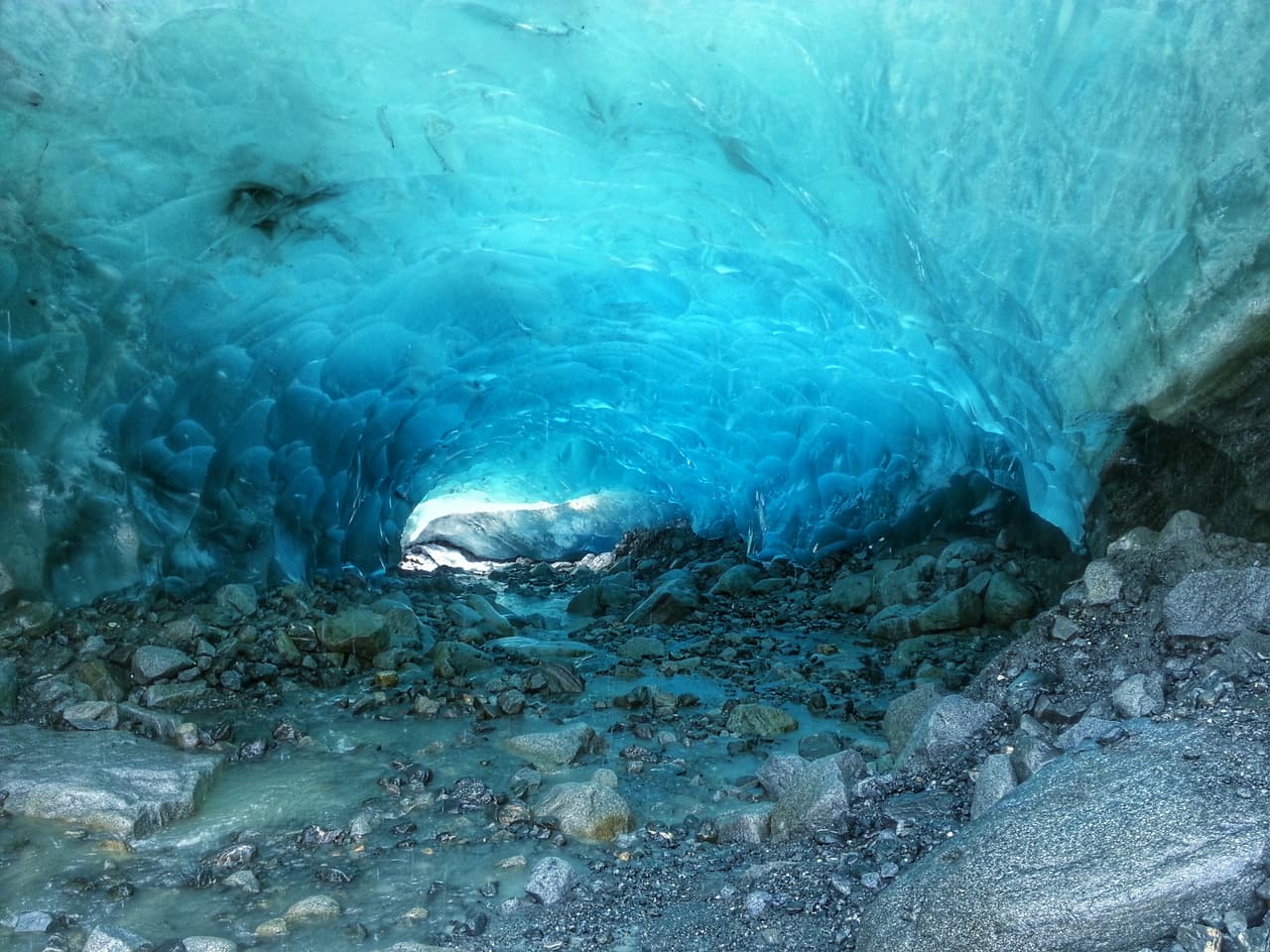 <h3 class="cms-H3-H3">Cuevas de Mendenhall, Alaska, Estados Unidos</h3>
<br>
<br>Dentro de un glaciar parcialmente hueco de 12 millas de largo, solo se puede acceder a las cuevas de hielo de Mendenhall cerca de Juneau navegando primero en kayak hasta el borde y luego escalando sobre el glaciar. 
<br>
<br>El rápido aumento de las temperaturas del océano debido al cambio climático en las últimas décadas ha contribuido a que el glaciar se encogiera casi dos millas desde 1958.
<br>