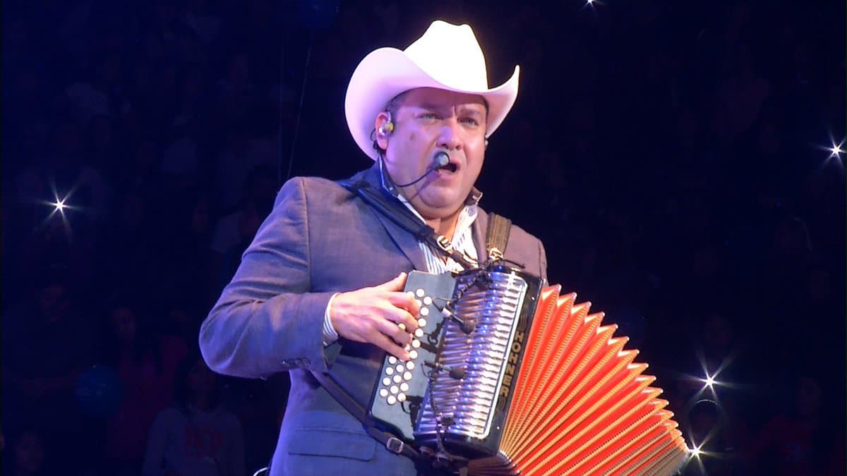Gracias a su amor por la música, Beto Zapata se ha convertido en un líder en su grupo y un ejemplo para los nuevos exponentes del género norteño, porque además de talento, tiene carisma y es muy querido por sus compañeros del regional mexicano.