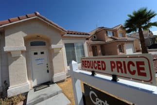 El precio de la vivienda unifamiliar en las 20 mayores ciudades de Estados Unidos bajó un 0.8 por ciento en octubre.