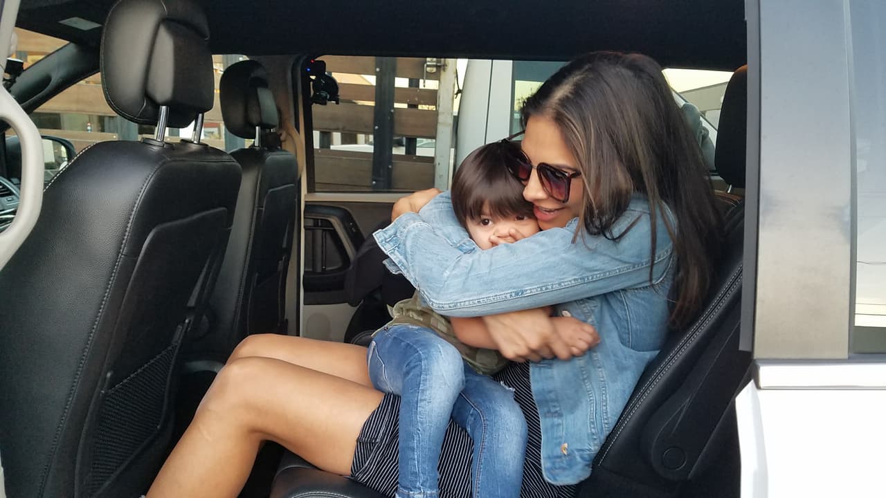 <b><a href="http://www.univision.com/shows/la-reina-de-la-cancion/las-mejores-fotos-de-los-looks-de-alejandra-espinoza-en-la-reina-de-la-cancion-fotos" target="_blank">Alejandra </a></b>llegó con 
<b><a href="http://www.univision.com/shows/la-reina-de-la-cancion/lo-sentimos-alejandra-matteo-y-su-papi-son-dos-gotas-de-agua-fotos" target="_blank">Matteo</a></b> a su primera sesión de fotos desde que vive en Los Ángeles y busca abrirse camino en la actuación. Desde lo natural hasta lo glamoroso, Alejandra jugó con varios estilos para abarcar todo tipo de personajes y llamar la atención de los productores. 
<b><a href="http://www.univision.com/shows/la-reina-de-la-cancion/capitulo-4-alejandra-la-de-tijuana-en-la-los-americanos-la-prefieren-al-natural-para-ellos-mas-es-menos-video" target="_blank">MIRA EL VIDEO</a></b>.