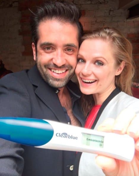 Con esta imagen anunciaron la llegada al mundo de su primer bebé: "¡Felices de compartirles la hermosa noticia que ahora seremos 3 en la familia! ¡No podríamos estar más emocionados! Te esperamos con todo el amor ❤️ #vamosaserpapas #Clearblue #ConfirmadoConClearblue".