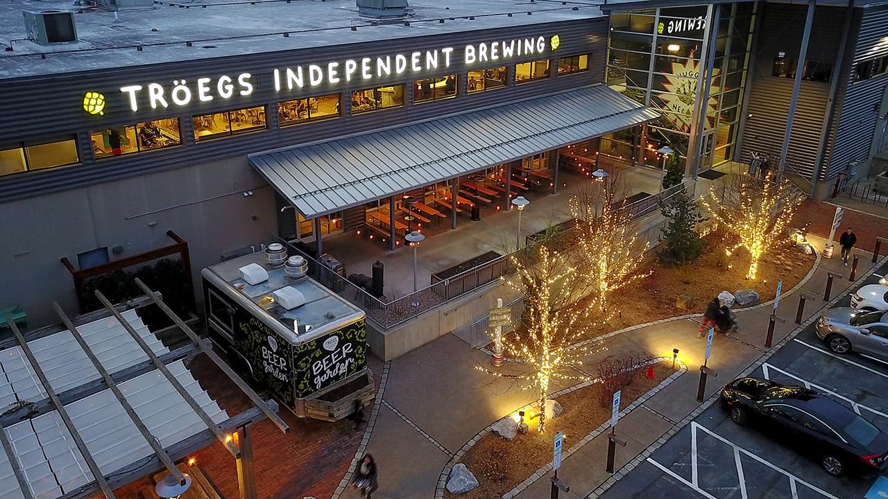 <b>Tröegs Independent Brewing</b>: No todo es chocolate en Hershey. Después de hartarse en Hersheypark, visite Tröegs para el recorrido por la cervecería, votado como el mejor recorrido por la cervecería en Estados Unidos en 2019 por los lectores de las 10 mejores de USA Today. 📍
<a href="https://g.page/Troegs?share" target="_blank">200 Hersheypark Dr., Hershey</a>
