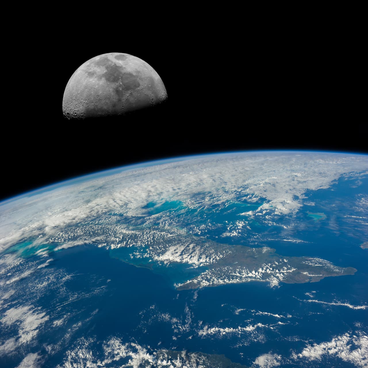 Cuando la Luna se encuentra más cerca de la Tierra está en su “perigeo” y cuando está más lejos en su “apogeo”, y es precisamente a ese punto al que suele llamarse “la Luna Negra”.
<br>
<br>Por Profesor Zellagro