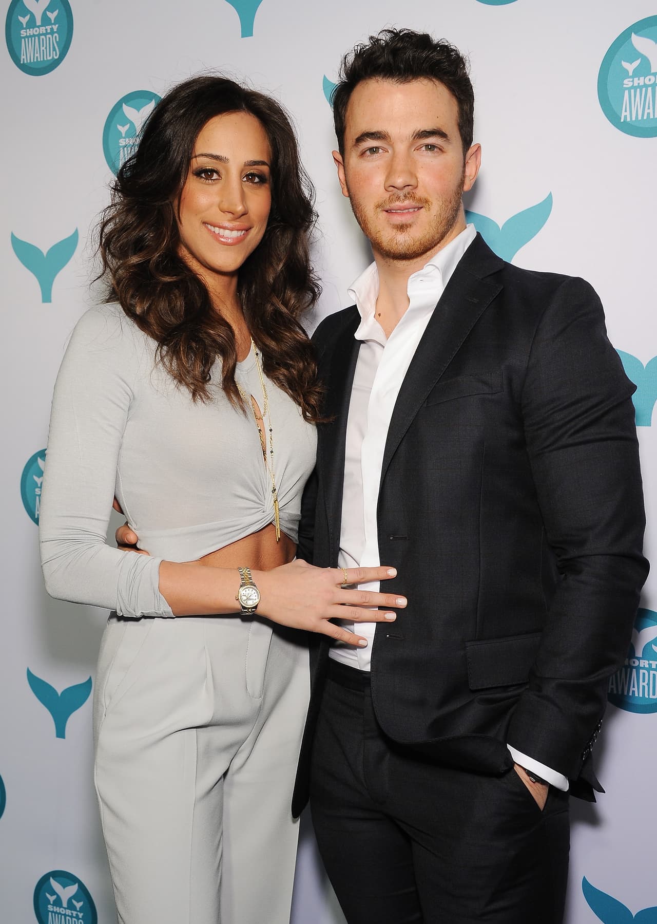 "Estamos muy felices de habernos casado finalmente y queremos compartir este momento tan especial con la familia, amigos y seres queridos", declaró en ese momento la pareja a 
<b><a href="https://people.com/celebrity/kevin-jonas-marries-in-fairytale-setting/" target="_blank">People</a></b>. Hoy son padres de Alena Rose y Valentina Angelina, de cuatro y dos años de edad, respectivamente.