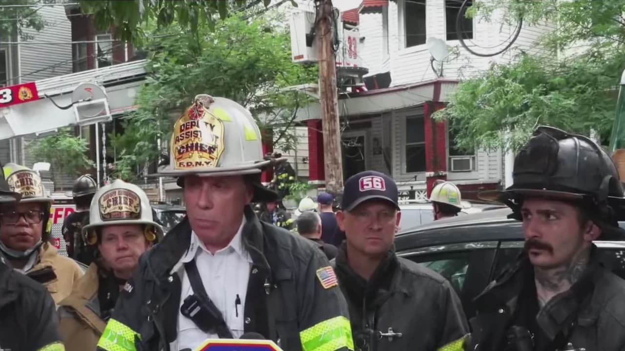 Incendio de cuatro alarmas en El Bronx deja varias viviendas afectadas y dos bomberos heridos