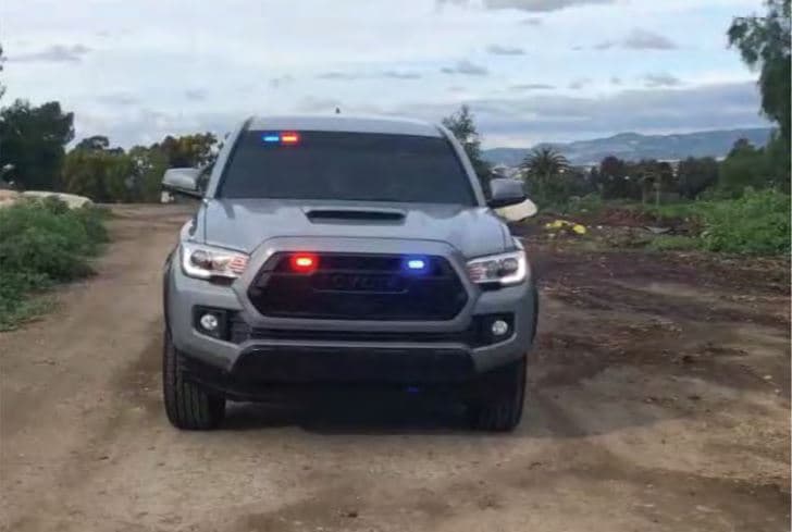 La camioneta con luces policiales de Donovan Nguyen.