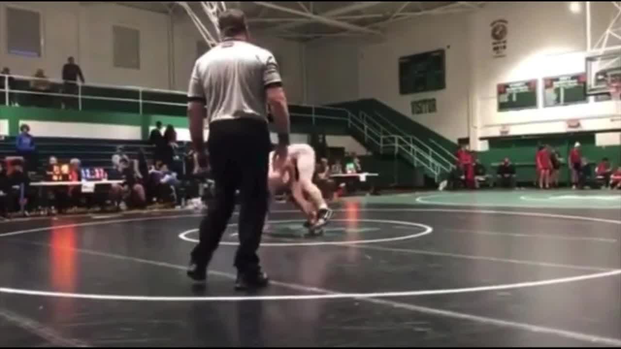 Video del padre que interrumpió encuentro de lucha para atacar al contrincante de su hijo