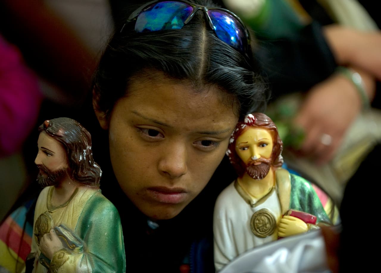 Antes de morir supuestamente San Judas miró a San Simón y le dijo que veía al Señor que los llamaba hacia Él. Según la tradición, a San Simón lo mataron cortando su cuerpo en dos y a San Judas Tadeo lo mataron a golpes en la cabeza con un mazo o cachiporra, y más tarde le cortaron la cabeza con un hacha.