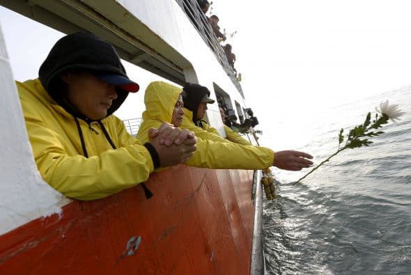Más de 200 familiares de los fallecidos se desplazaron en barco al lugar del naufragio para realizar un pequeño homenaje en memoria de las víctimas y lanzar crisantemos blancos, su comida favorita y otros objetos al mar.