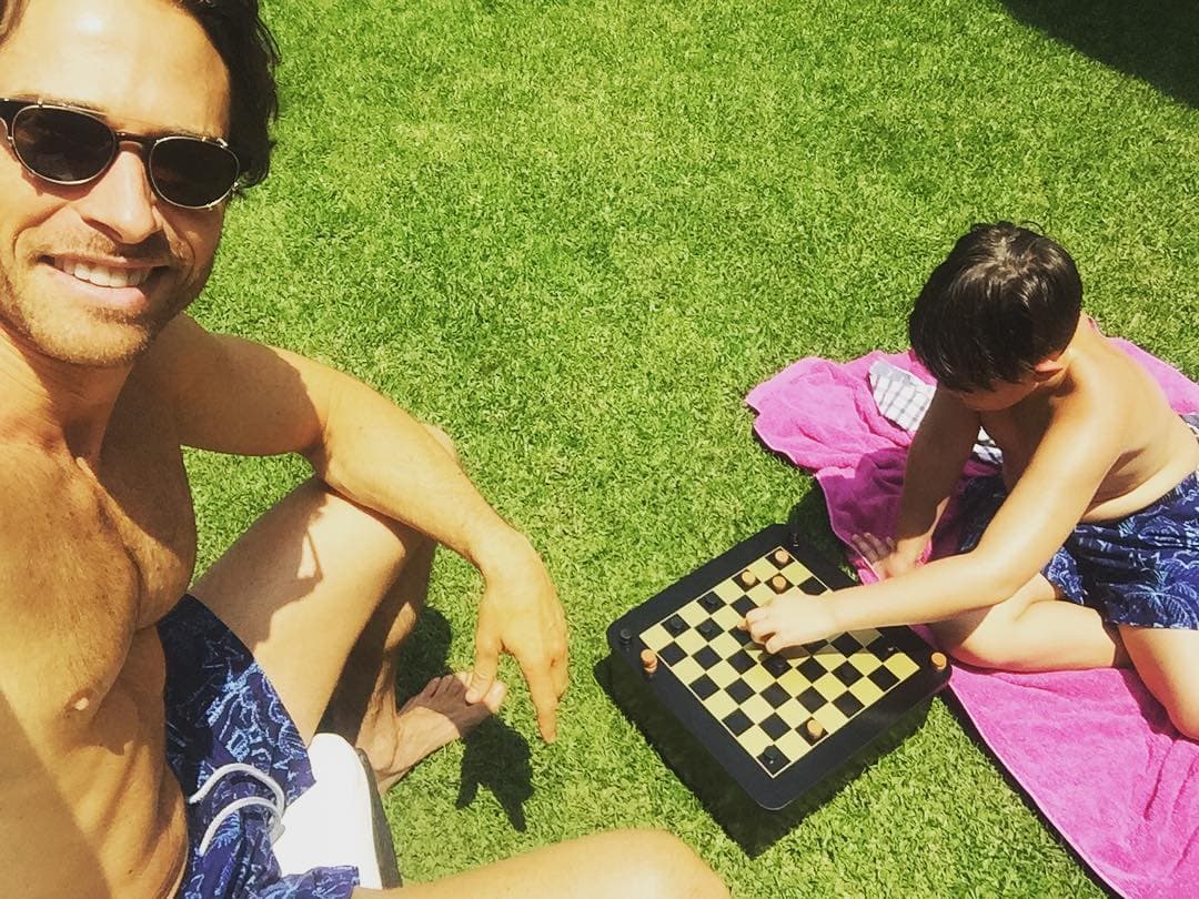 Padre e hijo se divierten en grande y llevan una excelente relación.