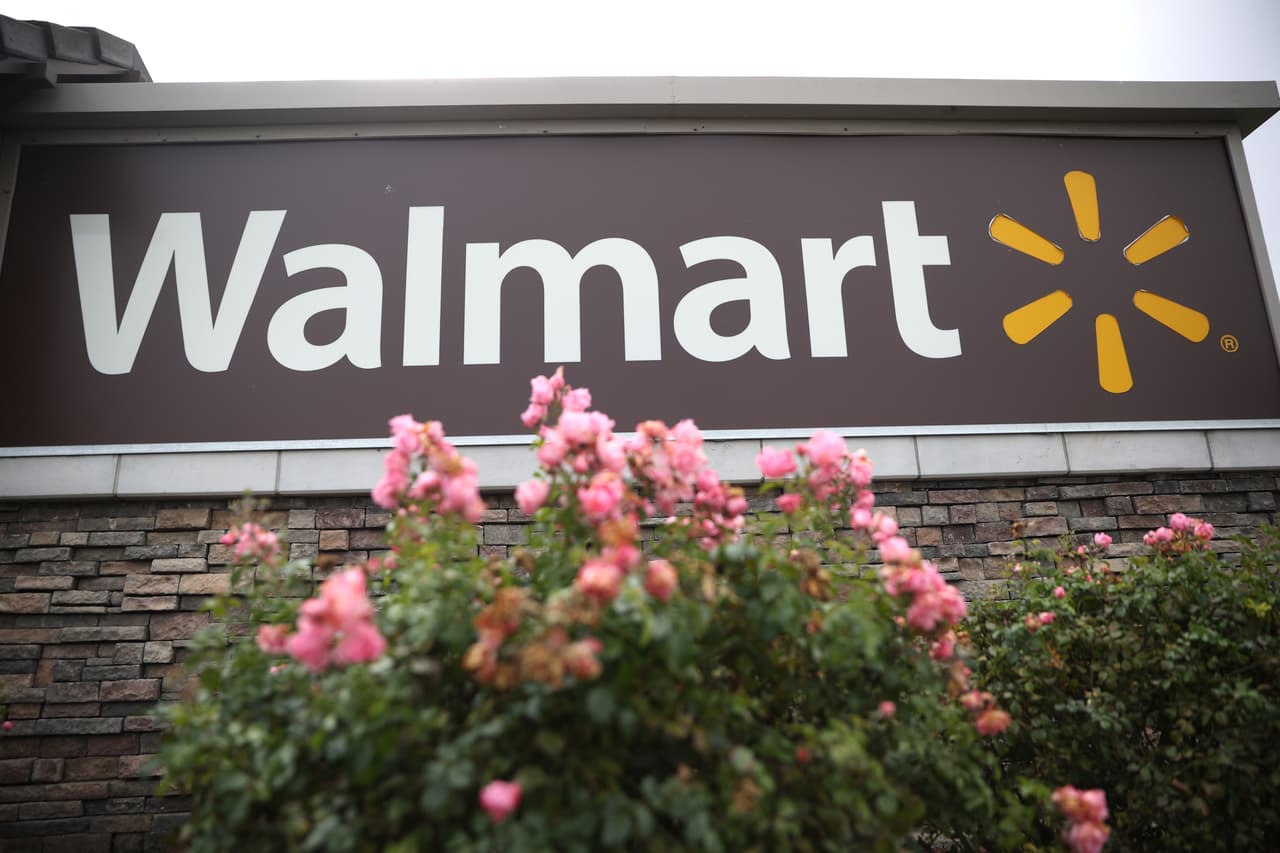 <b><a href="https://corporate.walmart.com/newsroom/2021/06/04/walmart-to-close-all-u-s-store-locations-for-thanksgiving-day">Walmart</a>.</b> La cadena de tiendas de autoservicio también anunció que se mantendrá cerrada durante el Día de Acción de gracias. La cadena detiene sus actividades por segundo año consecutivo en esta fecha. Cerrar la tienda para el Thanksgiving permitirá a los empleados de Walmart pasar tiempo con sus seres queridos y disfrutar de las vacaciones, indicó la compañía en un comunicado.
<br>