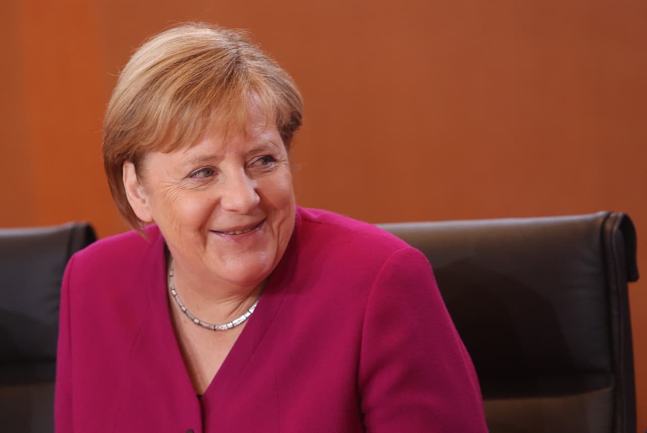 <b>Angela Merkel. </b>Criada en la parte oriental de Alemania cuando estaba bajo el dominio soviético y con una sólida carrera política, Merkel ha sido electa ininterrumpidamente canciller de ese país desde 2005. Fue reconocida en 2018 por la revista Forbes como la octava mujer más poderosa del mundo por considerar que, aunque no se presentará a la reelección en 2021, su impacto como canciller es "indiscutible". Entre sus logros más celebrados está el crecimiento macroeconómico de la nación, sobre todo durante la crisis económica de 2008-2013, donde según analistas llevó a cabo una política de austeridad y disciplina que permitió a Alemania sortear el temporal.