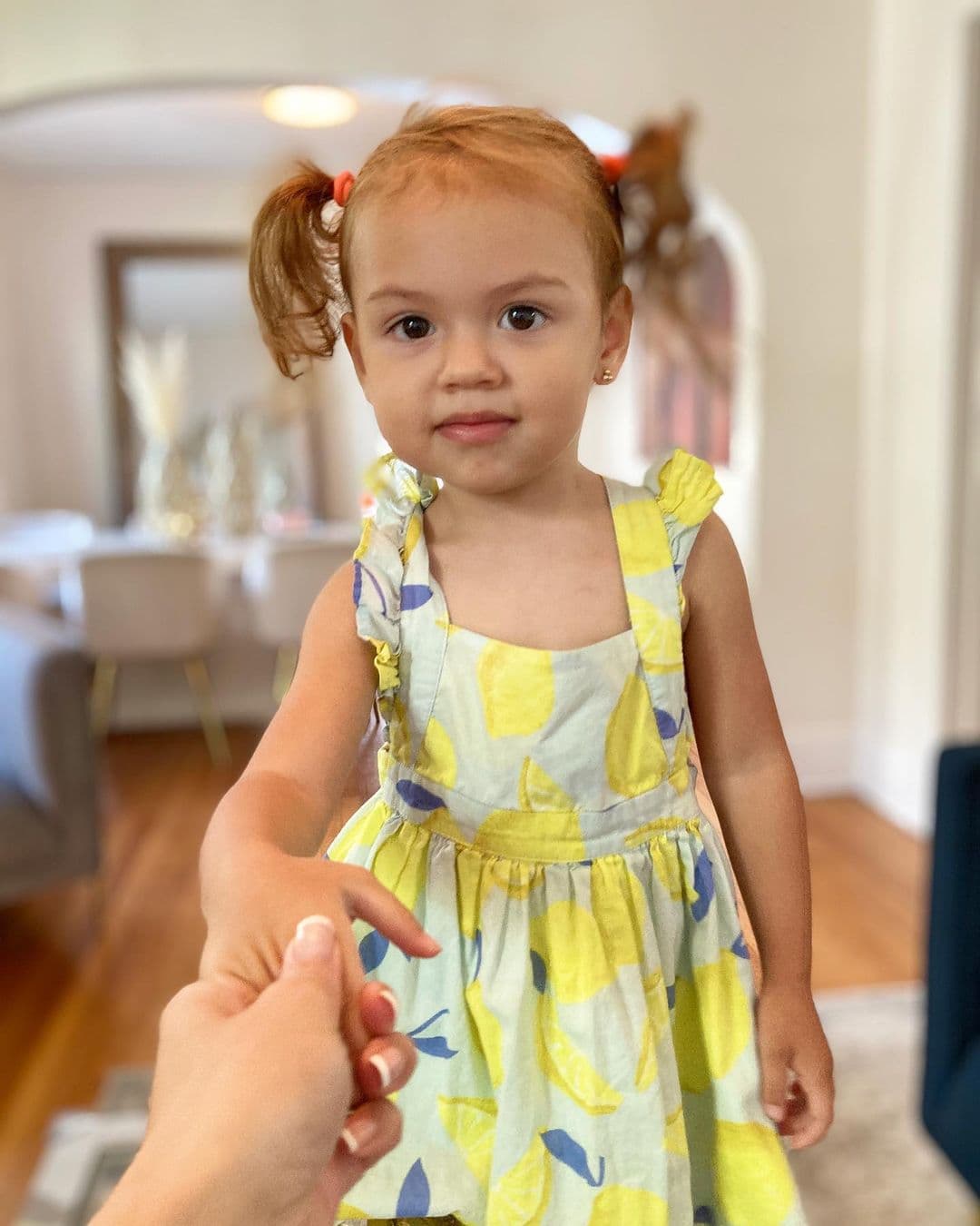 El nombre Chloé es de origen griego y significa "florecimiento" o "hierba verde". Era el nombre de la diosa de la agricultura en la mitología griega, quien era más conocida como Deméter o Ceres.