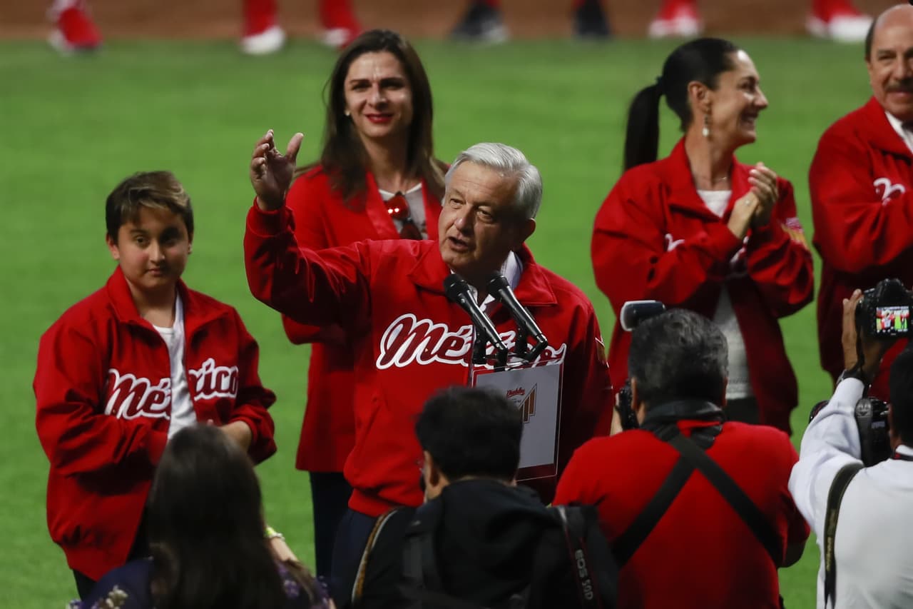 El Presidente de México Andrés Manuel López Obrador se encargó de hacer el lanzamiento inicial en la inauguración del Estadio Alfredo Harp Helú, nueva sede de los Diablos Rojos del México.